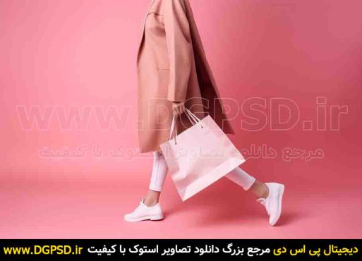 عکس زنتصویر زن با کیسه های خرید پس زمینه صورتی با ساک خرید 