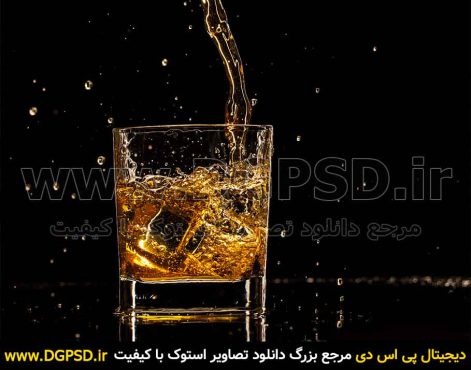 عکس لیوان نوشیدنی سرد با پس زمینه سیاه