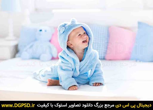 عکس پسر بچه با حوله آبی حمام