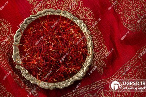 عکس کاسه زعفران با زمینه پارچه‌ای قرمز