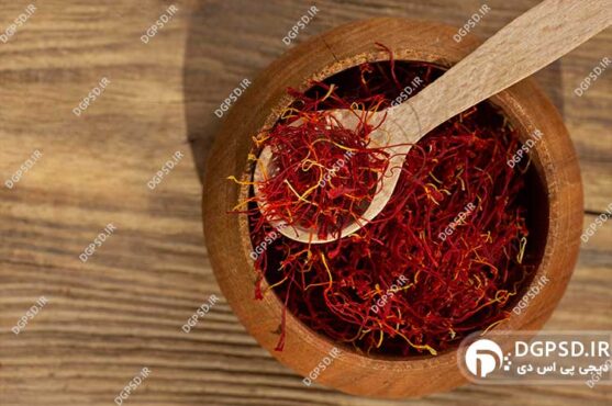 عکس کاسه چوبی زعفران با زمینه چوبی